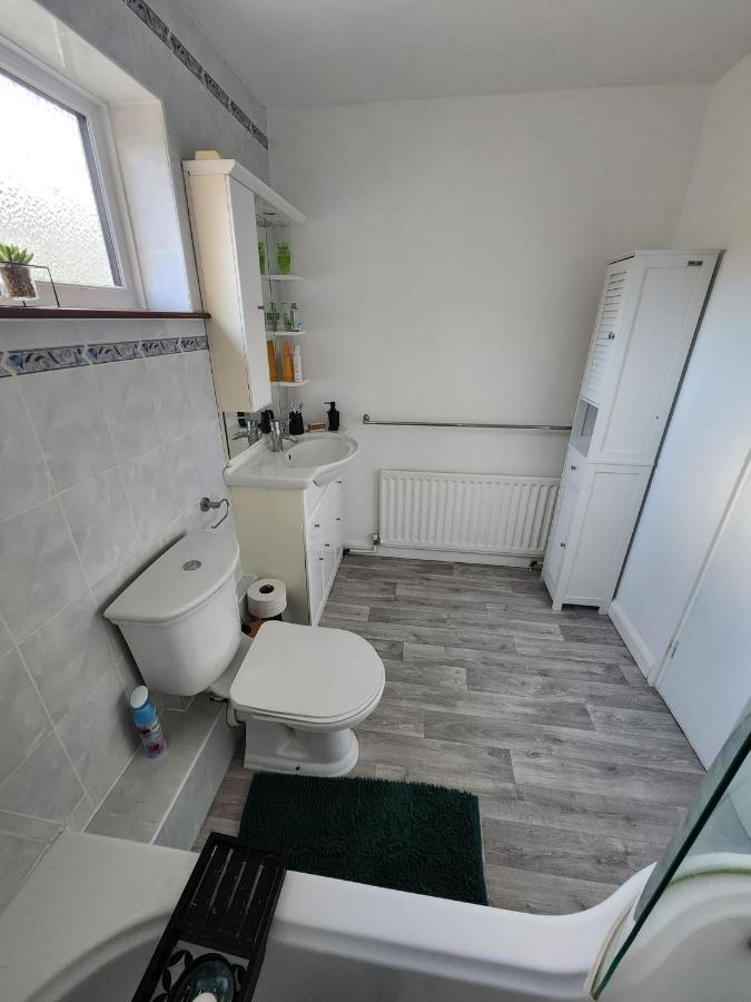 Twin Room In Crawley,Gatwick,West Sussex Ifield Exterior photo