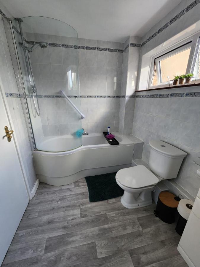 Twin Room In Crawley,Gatwick,West Sussex Ifield Exterior photo